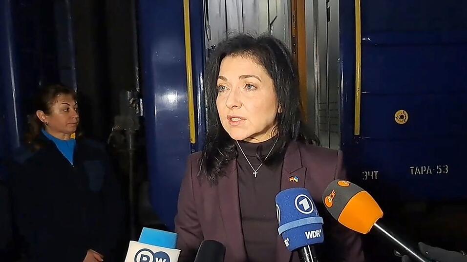 Wirtschaftsministerin Reiche musste in der Nacht wegen des Raketenalarms in Kiew in einen Schutzkeller.
