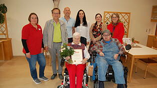 Barbara Sixt (vorne l.) mit Heimbewohner Michael Reisinger (vorne r.), Pflegedienstleiterin Michaela J&auml;kel (v.l.), B&uuml;rgermeister Franz Wittmann, Heimleiter Markus Quappik, Michaela Muhr und Tanja Naumann von der Heimverwaltung und Helga Barth als ehemalige Betreuerin der Jubilarin