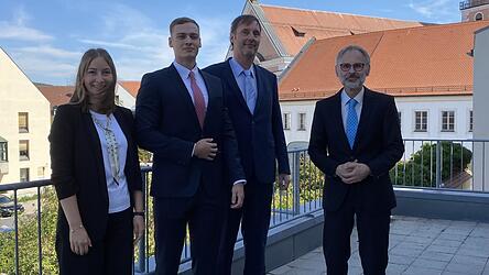 Amtsgerichtsdirektor Dr. Thomas Strau&szlig; (rechts) freut sich &uuml;ber die Neuzug&auml;nge: Stefan Simeth (Zweiter von rechts) unterst&uuml;tzt ihn k&uuml;nftig als Stellvertreter. Dazu verst&auml;rken die beiden jungen Richter Lena Lankes und Tim Guggenberger das Team.