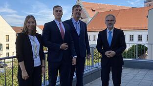Amtsgerichtsdirektor Dr. Thomas Strauß (rechts) freut sich über die Neuzugänge: Stefan Simeth (Zweiter von rechts) unterstützt ihn künftig als Stellvertreter. Dazu verstärken die beiden jungen Richter Lena Lankes und Tim Guggenberger das Team. Amtsgerichtsdirektor Dr. Thomas Strauß (rechts) freut sich über die Neuzugänge: Stefan Simeth (Zweiter von rechts) unterstützt ihn künftig als Stellvertreter. Dazu verstärken die beiden jungen Richter Lena Lankes und Tim Guggenberger das Team.