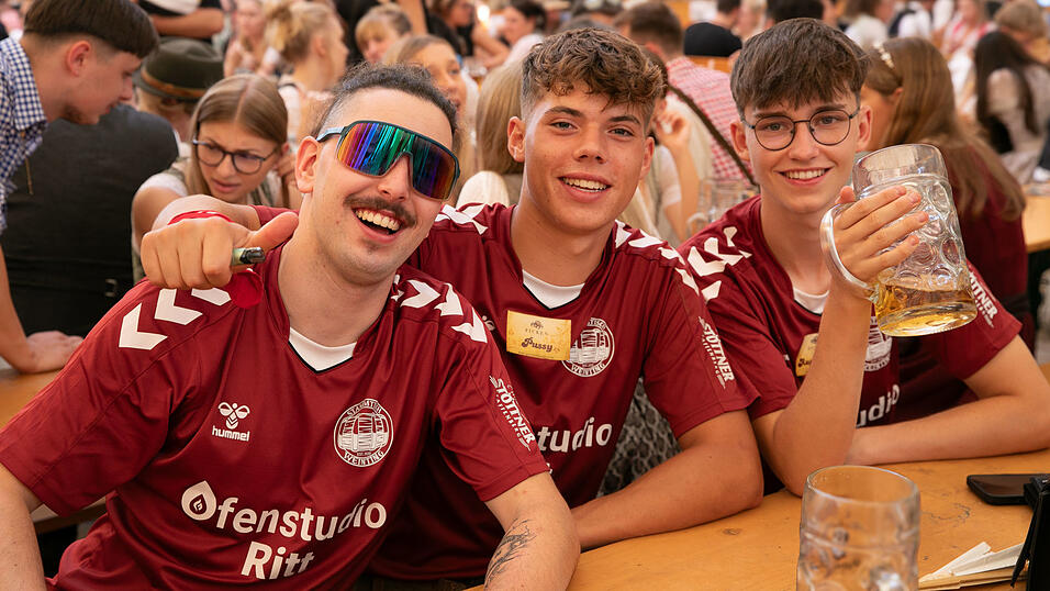 Die Partybilder vom Montag,11. August, aus dem Festzelt Nothaft. Die Partybilder vom Montag,11. August, aus dem Festzelt Nothaft.