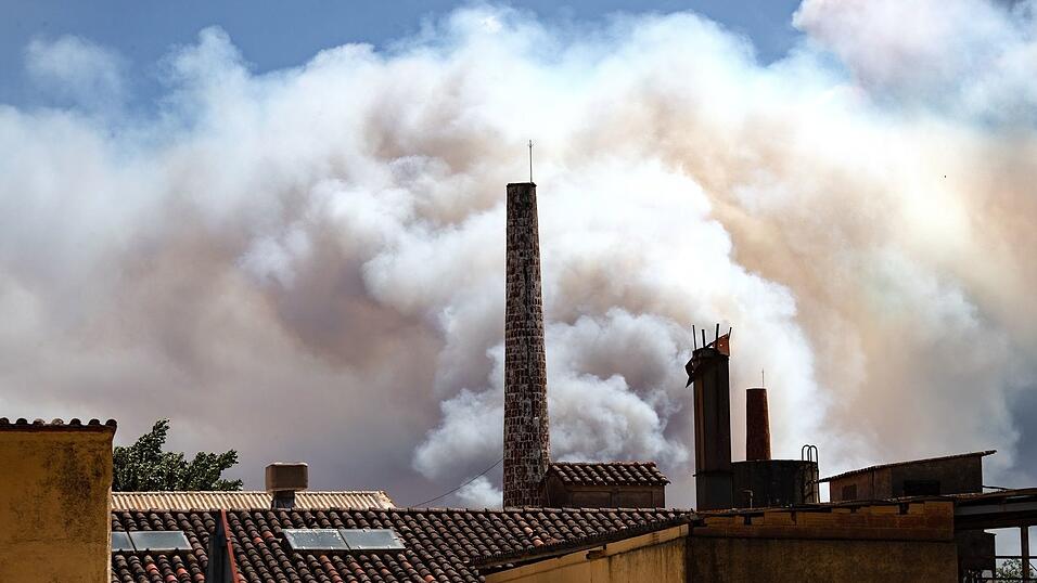 Wegen starker Rauchentwicklung durch einen Waldbrand im Nordosten Spaniens haben die Behörden rund 45.000 Bewohner mehrerer Ortschaften aufgerufen, ihre Häuser vorerst nicht zu verlassen. Wegen starker Rauchentwicklung durch einen Waldbrand im Nordosten Spaniens haben die Behörden rund 45.000 Bewohner mehrerer Ortschaften aufgerufen, ihre Häuser vorerst nicht zu verlassen.