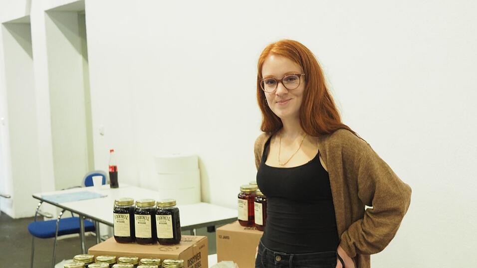 Rund 40 Aussteller und etwa 90 Tattoo-Künstler sind auf der Tattoo Convention in Straubing vertreten. Rund 40 Aussteller und etwa 90 Tattoo-Künstler sind auf der Tattoo Convention in Straubing vertreten.