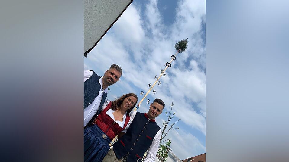 Tanja Klein-Forster mit ihrem Sohn Justin und Mann Tobias vor dem Maibaum in Zeitlarn.
