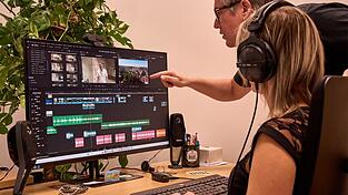 Filmemacher Sebastian Döring und Mic Bassing, Hauptverantwortliche für den Schnitt des Jubiläumsfilms, feilen an den letzten Szenen, bevor der Film am Sonntag, 14. September, Premiere feiern wird.