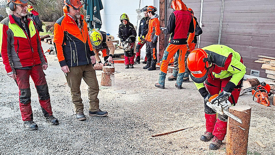 Unter den kritischen Augen der Richter unterzogen sich die 54 Teilnehmerinnen und Teilnehmer des „Forstlichen Wettbewerbs“ den praktischen Aufgaben im Bereich „Waldarbeit“. Unter den kritischen Augen der Richter unterzogen sich die 54 Teilnehmerinnen und Teilnehmer des „Forstlichen Wettbewerbs“ den praktischen Aufgaben im Bereich „Waldarbeit“.