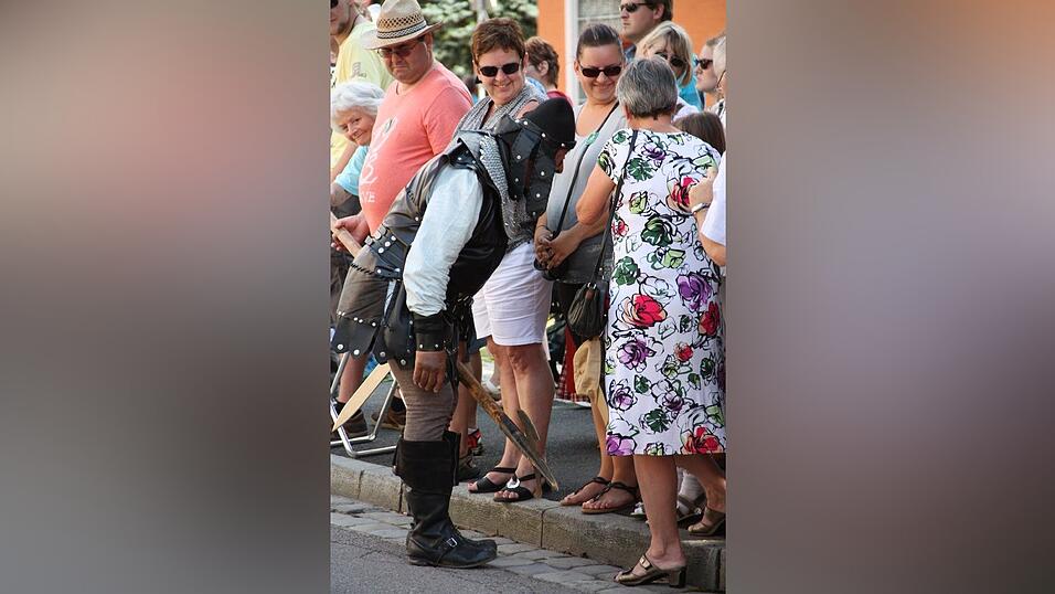 Die schönsten Augenblicke des historischen Drachenstich-Festzuges 2016. Die schönsten Augenblicke des historischen Drachenstich-Festzuges 2016.