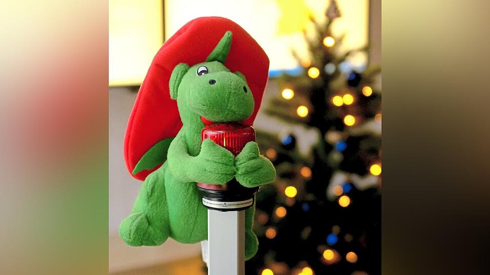 Rettungsteddy und Feuerwehrdrache Grisu wachen in der Integrierten Leitstelle.