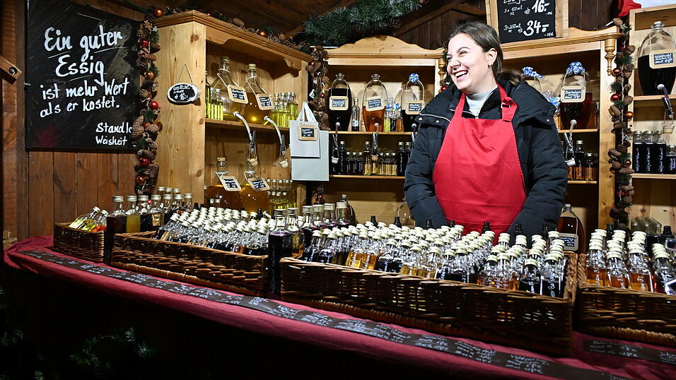 In Regensburg wurde am Freitagabend der Romantische Weihnachtsmarkt auf Schloss Thurn und Taxis eröffnet. In Regensburg wurde am Freitagabend der Romantische Weihnachtsmarkt auf Schloss Thurn und Taxis eröffnet.