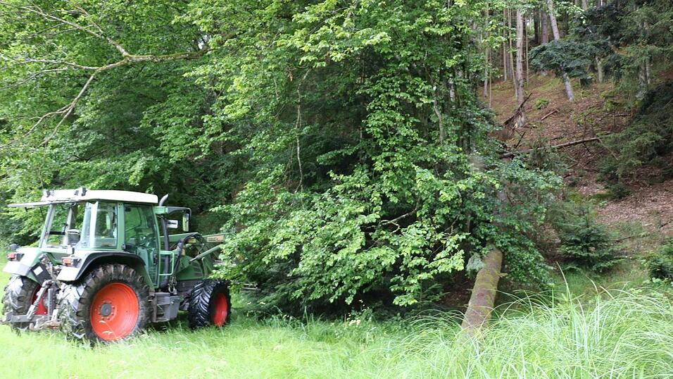 Mit der Seilwinde am Fendt wurde der Verungl&uuml;ckte befreit.
