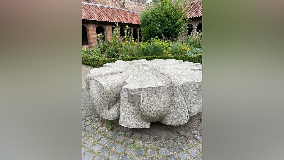 Die „Steenroos“ ist eine von mehreren Ausführungen von Fritz Koenigs „Steinrose“ aus den frühen 1970er-Jahren.