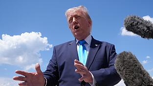Trump k&uuml;ndigt die Entsendung Tausender Soldaten nach Polen an.
