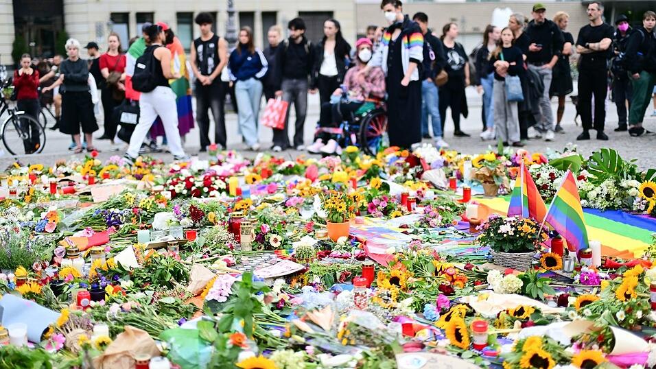 Beim Terroranschlag am Berliner CSD wurde eine Frau get&ouml;tet und zahlreiche Menschen verletzt.