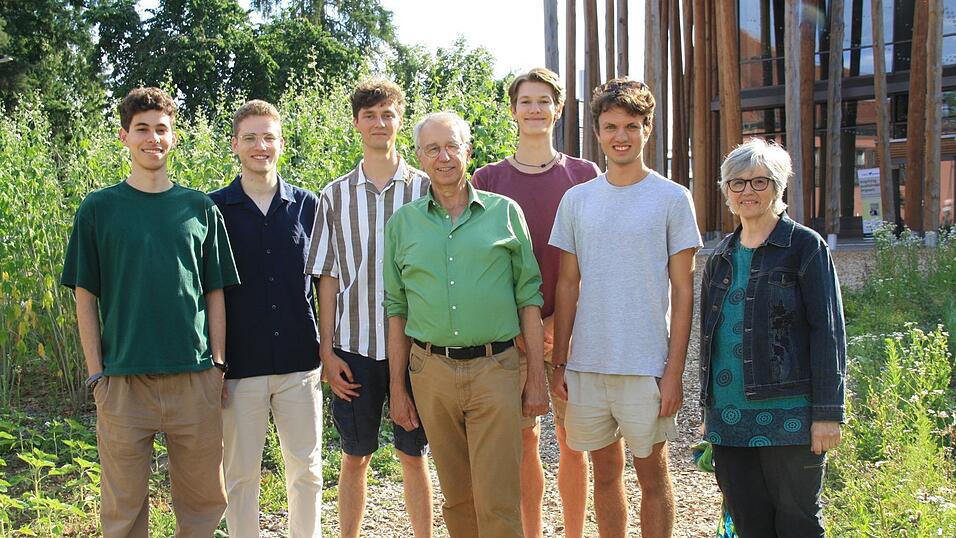 Die Studierenden des TUM-Campus (v.l.) Thomás Modolell, Mark Stockhausen (TU München), Max Kellner, Vitus Heigenhauser und Philip Dederichs sowie Maria Stauber, Sprecherin der Steuerungsgruppe Fairtrade-Stadt Straubing, freuten sich über den Fairtrade-Gründer Dieter Overath als ersten Gast von Greentalk im Nawareum.