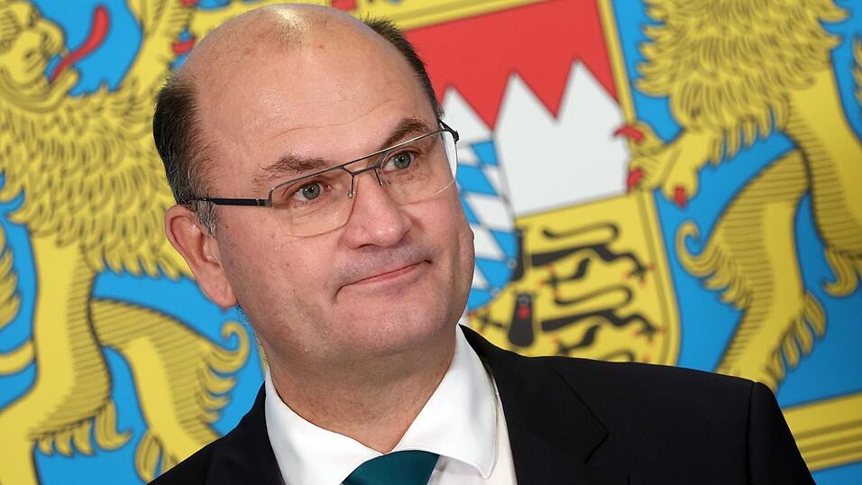 Bayerns Finanzminister Albert F&uuml;racker (CSU) blickt gespannt nach Karlsruhe. (Archivbild)
