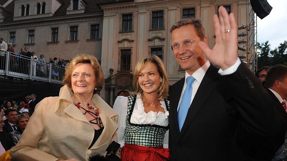 Guido Westerwelle winkt am Freitag, 11. Juli 2008, neben Gräfin Beatrix von Schönburg-Glauchau (l) und Maya Flick vor der Premiere der Oper 'Carmen' im Hof des Fürstenschlosses in Regensburg (Archiv) Guido Westerwelle winkt am Freitag, 11. Juli 2008, neben Gräfin Beatrix von Schönburg-Glauchau (l) und Maya Flick vor der Premiere der Oper 'Carmen' im Hof des Fürstenschlosses in Regensburg (Archiv)