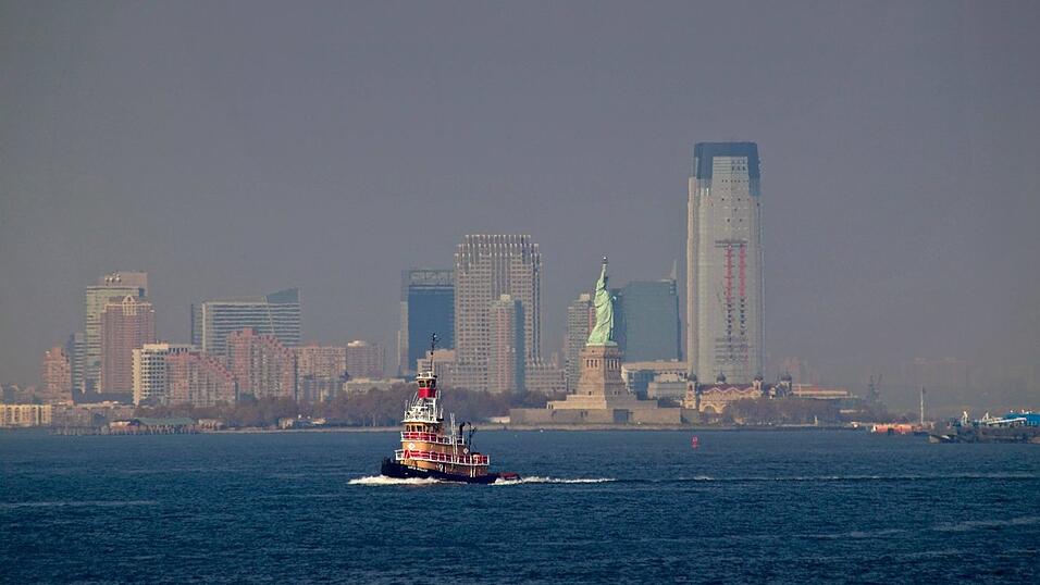 Auf über den großen Teich - Amerika entdecken! Vom Hudson River aus sehen wir die Skyline und die Freiheitsstatue im Hintergrund. An Bord gibt es ...