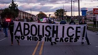Einsätze gegen Migranten unter Trump haben bereits in mehreren US-Städten für Proteste gesorgt - etwa in und um Chicago. (Archivbild) Einsätze gegen Migranten unter Trump haben bereits in mehreren US-Städten für Proteste gesorgt - etwa in und um Chicago. (Archivbild)