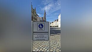 D&uuml;rfen Fahrradfahrer in einer Fu&szlig;g&auml;ngerzone fahren, so gelte das auch f&uuml;r E-Scooter, stellte Rechtsreferentin Claudia Kerschbaumer bei der &bdquo;Innenstadtrunde&ldquo; klar. Da sich viele jedoch nicht an das geforderte Schritttempo halten, soll es nach dem Willen von Gastronomie und Einzelhandel nun saisonale Einschr&auml;nkungen f&uuml;r E-Scooter und Fahrr&auml;der geben.