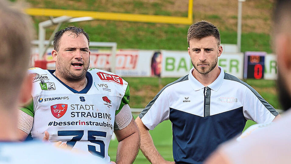 Kapit&auml;n Maximilian Andorfer und Trainer CB Cantwell bei der Ansprache an die Mannschaft. Beide haben in Marburg ihr letztes Spiel f&uuml;r die Spiders gemacht.