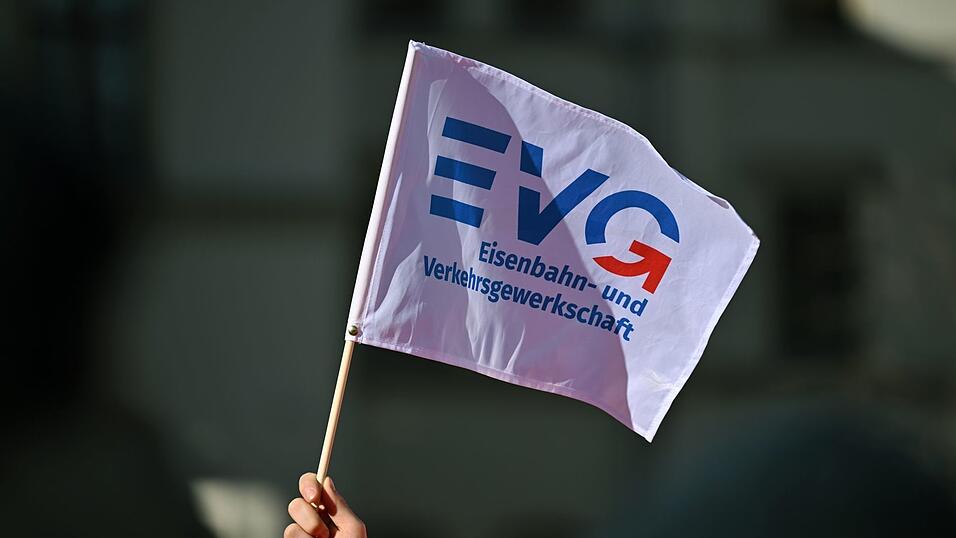 Die EVG-Tarifverträge gelten für rund 192.000 Beschäftigte bei der Deutschen Bahn. (Archivbild)