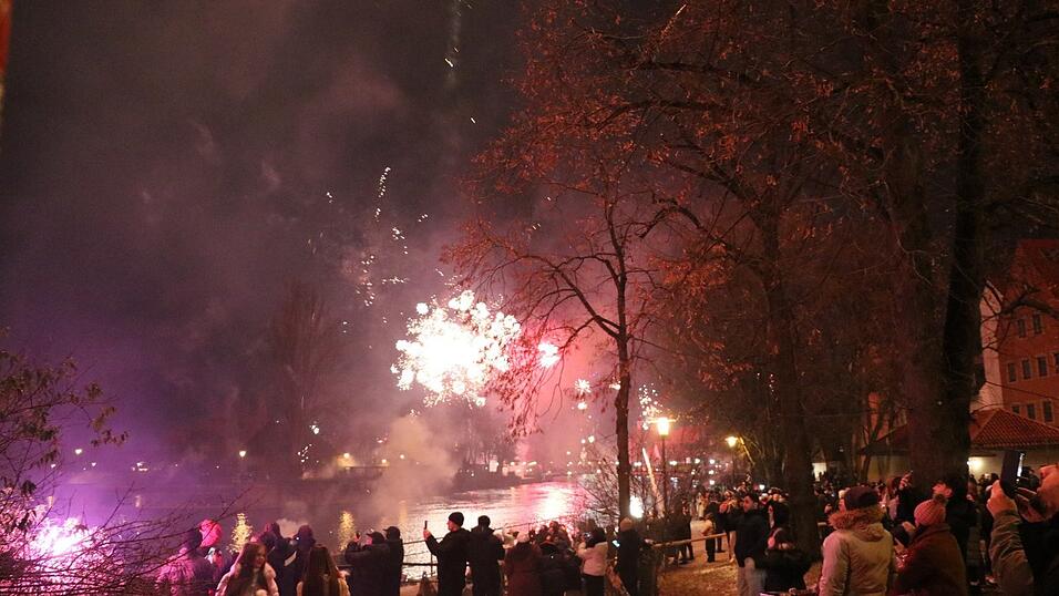 Zum Jahreswechsel versammelten sich viele Landshuter an der Isar, unter anderem auf der Luitpoldbrücke. Zum Jahreswechsel versammelten sich viele Landshuter an der Isar, unter anderem auf der Luitpoldbrücke.