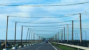 Netze über den Strtaßen bei Cherson sollen russische Drohnen abhalten. (Archivbild) Netze über den Strtaßen bei Cherson sollen russische Drohnen abhalten. (Archivbild)