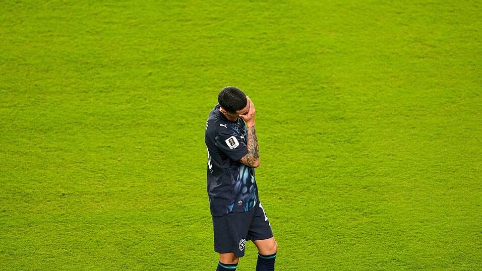 Miguel Almirón erlebte die zweite Hälfte nicht mehr auf dem Platz. Miguel Almirón erlebte die zweite Hälfte nicht mehr auf dem Platz.