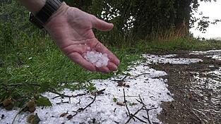 Gro&szlig;e Hagelk&ouml;rner kamen bei einem Unwetter in Mecklenburg-Vorpommern runter.