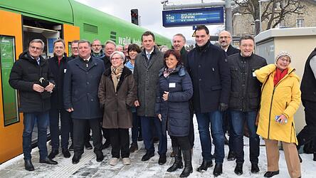 Die Ehrengäste bei der Ankunft der Waldbahn: MdL Alexander Muthmann (l.), Staatsminister Christian Bernreiter (vo. ab 3.v.l.), Landrätin Rita Röhrl, Klaus Dieter Josel (Beauftragte der Bundesbahn für Bayern), Geschäftsführerin der Bayerischen Eisenbahngesellschaft Bärbel Fuchs, Landrat Sebastian Gruber und MdL Max Gibis.