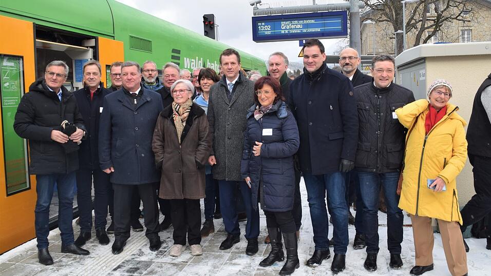 Die Ehrengäste bei der Ankunft der Waldbahn: MdL Alexander Muthmann (l.), Staatsminister Christian Bernreiter (vo. ab 3.v.l.), Landrätin Rita Röhrl, Klaus Dieter Josel (Beauftragte der Bundesbahn für Bayern), Geschäftsführerin der Bayerischen Eisenbahngesellschaft Bärbel Fuchs, Landrat Sebastian Gruber und MdL Max Gibis.