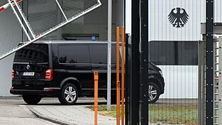 Der Beschuldigte wurde zum Ermittlungsrichter des BGH nach Karlsruhe gebracht.