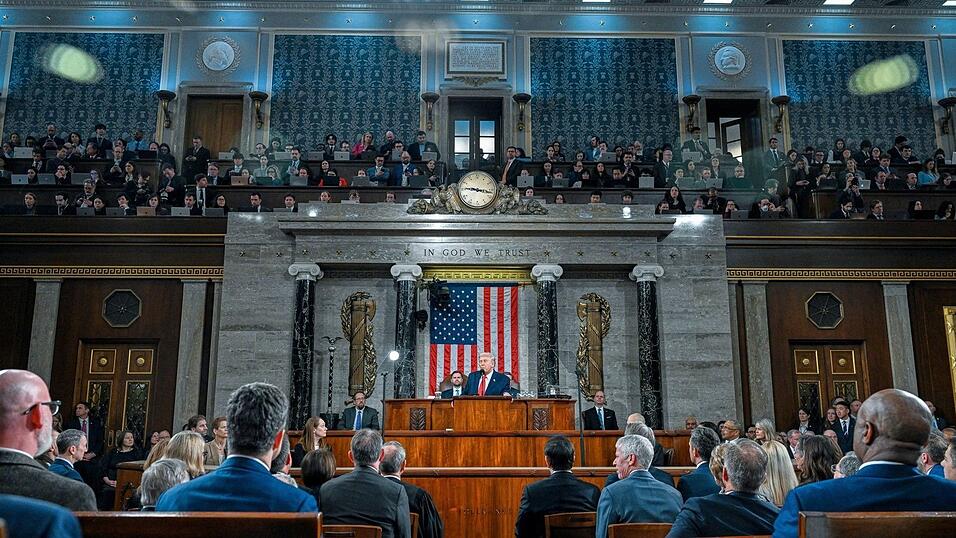 Die Demokraten gehen hart ins Gericht mit dem US-Präsidenten, der in seiner Rede zur Lage der Nation viel Lob für die eigene Linie übrig hatte. Die Demokraten gehen hart ins Gericht mit dem US-Präsidenten, der in seiner Rede zur Lage der Nation viel Lob für die eigene Linie übrig hatte.