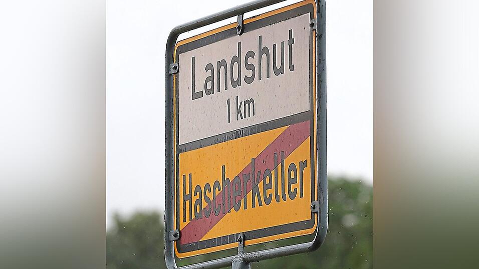 Der 'Hascherkeller' ist als Ortsschild wohl sehr beliebt. So beliebt, dass zum Zeitpunkt des Fotos das grüne Ortstaferl schon wieder verschwunden war. Nur das große Ortsschild war noch da. Der 'Hascherkeller' ist als Ortsschild wohl sehr beliebt. So beliebt, dass zum Zeitpunkt des Fotos das grüne Ortstaferl schon wieder verschwunden war. Nur das große Ortsschild war noch da.