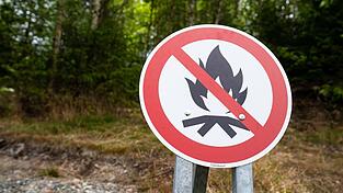 Am Wochenende k&ouml;nnte die Waldbrandgefahr in Bayern teilweise auf die h&ouml;chste der f&uuml;nf Warnstufen steigen. (Archivbild)
