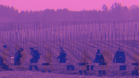 Am 19. November 2008 - dem Tag nach der Tat - sucht die Polizei auf den Feldern in der Nähe von Volkenschwand nach der Tatwaffe des Doppelmords. 