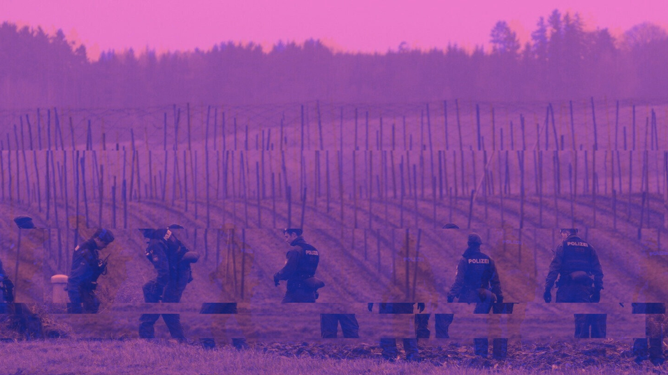 Am 19. November 2008 - dem Tag nach der Tat - sucht die Polizei auf den Feldern in der Nähe von Volkenschwand nach der Tatwaffe des Doppelmords. Am 19. November 2008 - dem Tag nach der Tat - sucht die Polizei auf den Feldern in der Nähe von Volkenschwand nach der Tatwaffe des Doppelmords.