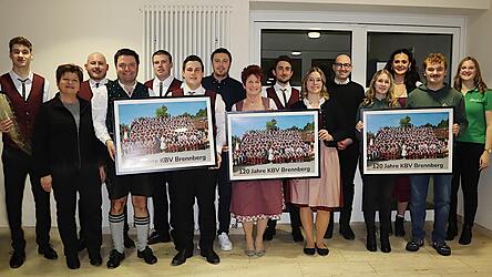 Beim Festabschluss gab es Dank f&uuml;r die vielen Helfer und Geschenke f&uuml;r die Funktion&auml;re.