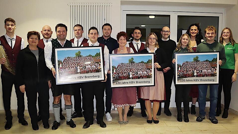 Beim Festabschluss gab es Dank f&uuml;r die vielen Helfer und Geschenke f&uuml;r die Funktion&auml;re.