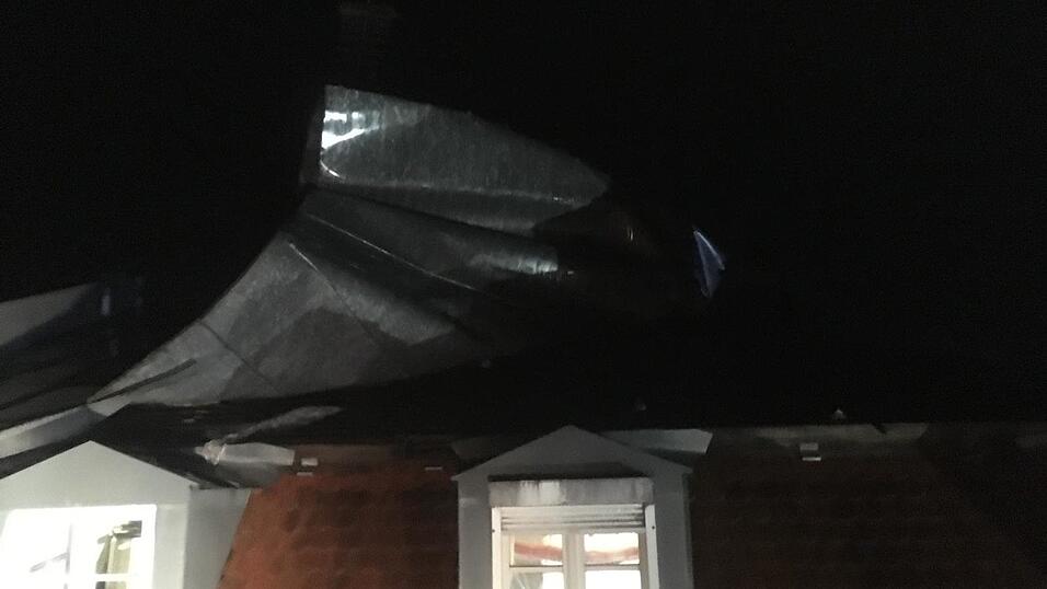 Sturmtief 'Fabienne' bescherte auch dem THW am Sonntag so einige Einsätze. Bei diesem Mehrfamilienhaus in Straubing wurde ein Großteil des Blechdaches durch den Sturm abgedeckt. Sturmtief 'Fabienne' bescherte auch dem THW am Sonntag so einige Einsätze. Bei diesem Mehrfamilienhaus in Straubing wurde ein Großteil des Blechdaches durch den Sturm abgedeckt.