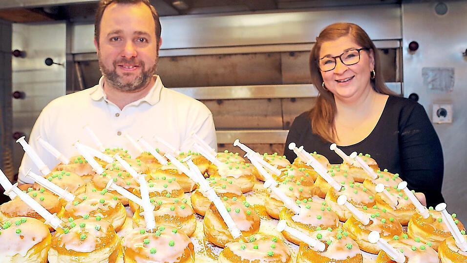Stefan und Birgit Gschaider 'verimpfen' dieses Jahr zur Faschingszeit den Corona-Spritz-Krapfen.