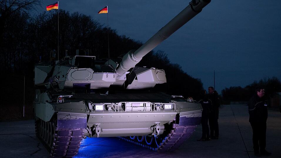 Roll-Out Leopard 2A8 und Panzerhaubitze 2000