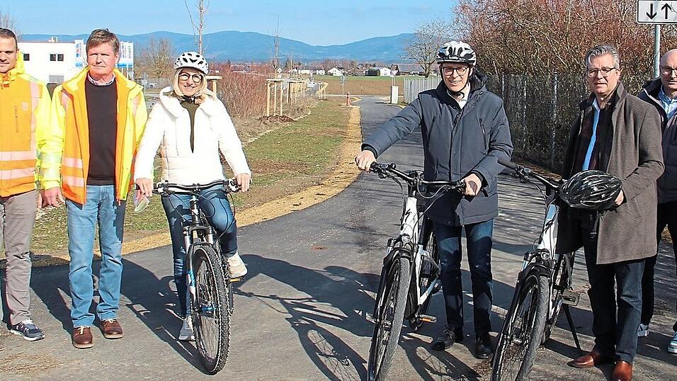 Der Radweg ist nun freigegeben: Johannes Glashauser, Hans Siedesberger, Renate Wasmeier, Christian Moser, Hans Schmalhofer, Markus Altmann und Eugen Grimm (v.l.).
