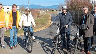 Der Radweg ist nun freigegeben: Johannes Glashauser, Hans Siedesberger, Renate Wasmeier, Christian Moser, Hans Schmalhofer, Markus Altmann und Eugen Grimm (v.l.).