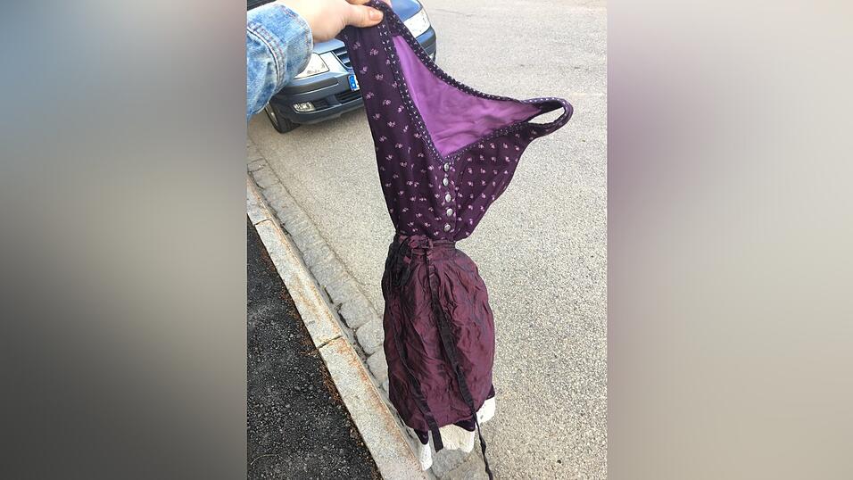 Ein Dirndl für fünf Euro.