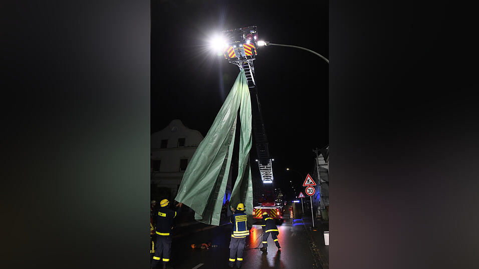 An der Bergstraße in Vilsbiburg hatte sich das Blechdach eines Wohnhauses gelöst und drohte, auf die Straße zu fallen. Mit der Drehleiter rückte die Feuerwehr an. An der Bergstraße in Vilsbiburg hatte sich das Blechdach eines Wohnhauses gelöst und drohte, auf die Straße zu fallen. Mit der Drehleiter rückte die Feuerwehr an.