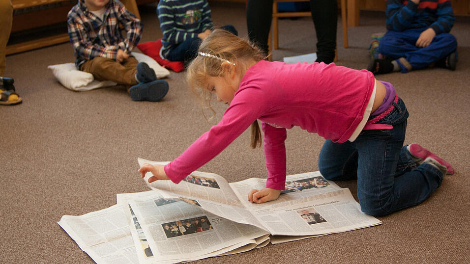 20 Kindergartenkinder des Städtischen Kindergartens in Sossau testen Anfang Januar für drei Wochen ein besonderes Projekt der Mediengruppe Straubinger Tagblatt//Landshuter Zeitung. Nach dem Zeitungsprojekt in Schulen starten die Redakteure der Jugend- und Schulredaktion das Pilotprojekt 'Zeitung im Kindergarten'. Besonderes Highlight: Zeitungsmaskottchen Paula Print. 20 Kindergartenkinder des Städtischen Kindergartens in Sossau testen Anfang Januar für drei Wochen ein besonderes Projekt der Mediengruppe Straubinger Tagblatt//Landshuter Zeitung. Nach dem Zeitungsprojekt in Schulen starten die Redakteure der Jugend- und Schulredaktion das Pilotprojekt 'Zeitung im Kindergarten'. Besonderes Highlight: Zeitungsmaskottchen Paula Print.