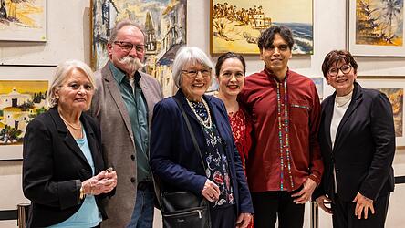 Kulturbeauftragte Angelika Achter freute sich zusammen mit Galeristin Brigitte Haasner, Neutraublings zweitem B&uuml;rgermeister Ulrich Brossmann, Ulrike Klimek, Ehefrau des verstorbenen K&uuml;nstlers, und den Musikern Julia Deutsch und Edgar Ocampo &uuml;ber eine gelungene Vernissage.