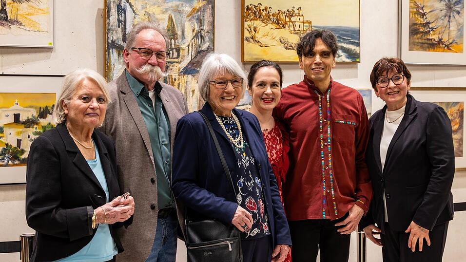 Kulturbeauftragte Angelika Achter freute sich zusammen mit Galeristin Brigitte Haasner, Neutraublings zweitem B&uuml;rgermeister Ulrich Brossmann, Ulrike Klimek, Ehefrau des verstorbenen K&uuml;nstlers, und den Musikern Julia Deutsch und Edgar Ocampo &uuml;ber eine gelungene Vernissage.