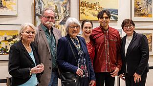 Kulturbeauftragte Angelika Achter freute sich zusammen mit Galeristin Brigitte Haasner, Neutraublings zweitem B&uuml;rgermeister Ulrich Brossmann, Ulrike Klimek, Ehefrau des verstorbenen K&uuml;nstlers, und den Musikern Julia Deutsch und Edgar Ocampo &uuml;ber eine gelungene Vernissage.